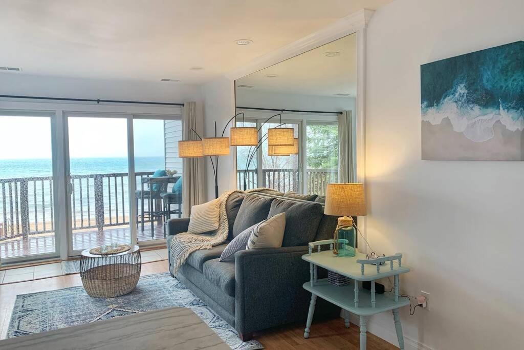 New Listing Beach Bliss 211! Stunning Bay View 트래버스 시티 외부 사진