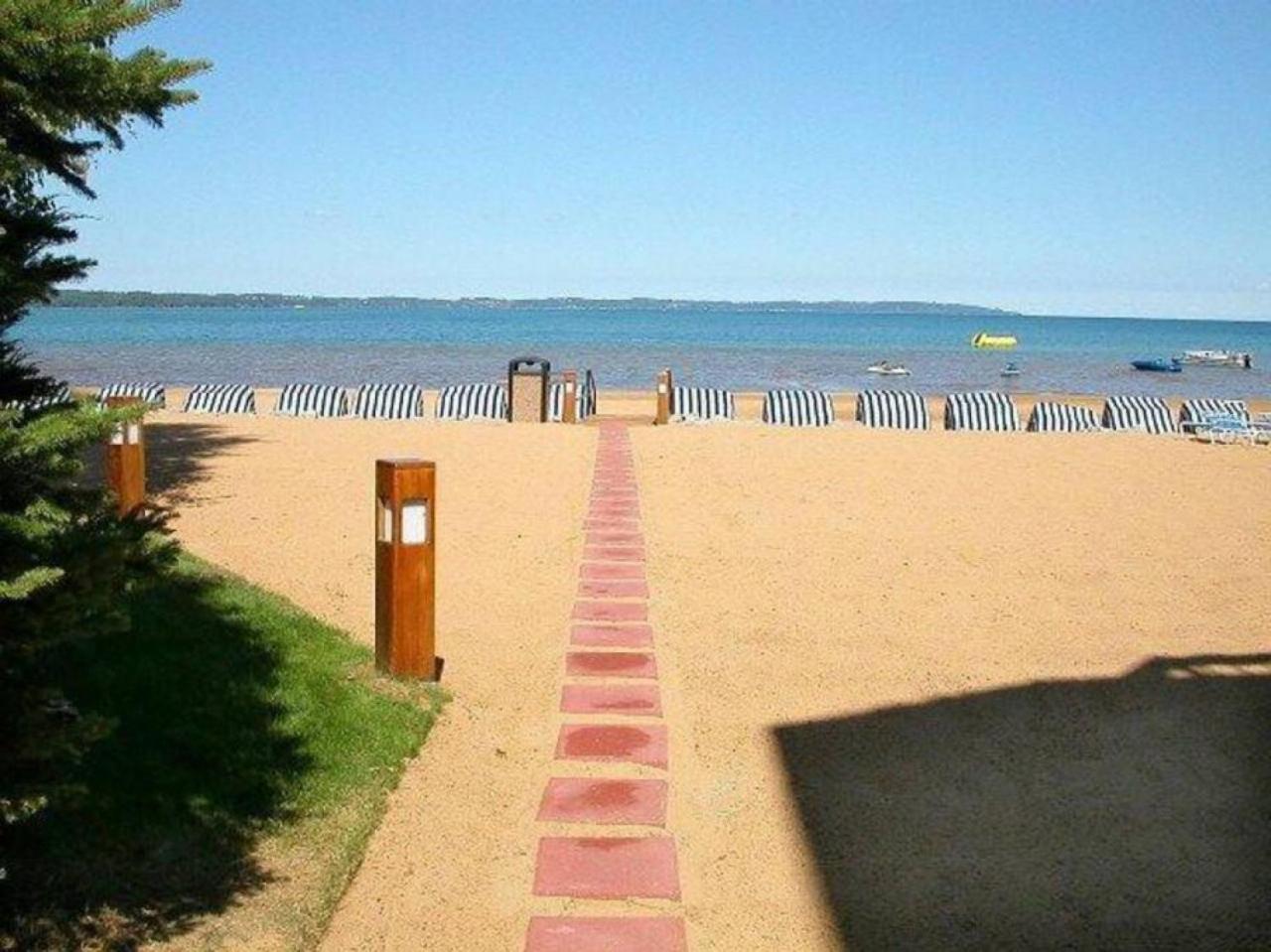 New Listing Beach Bliss 211! Stunning Bay View 트래버스 시티 외부 사진