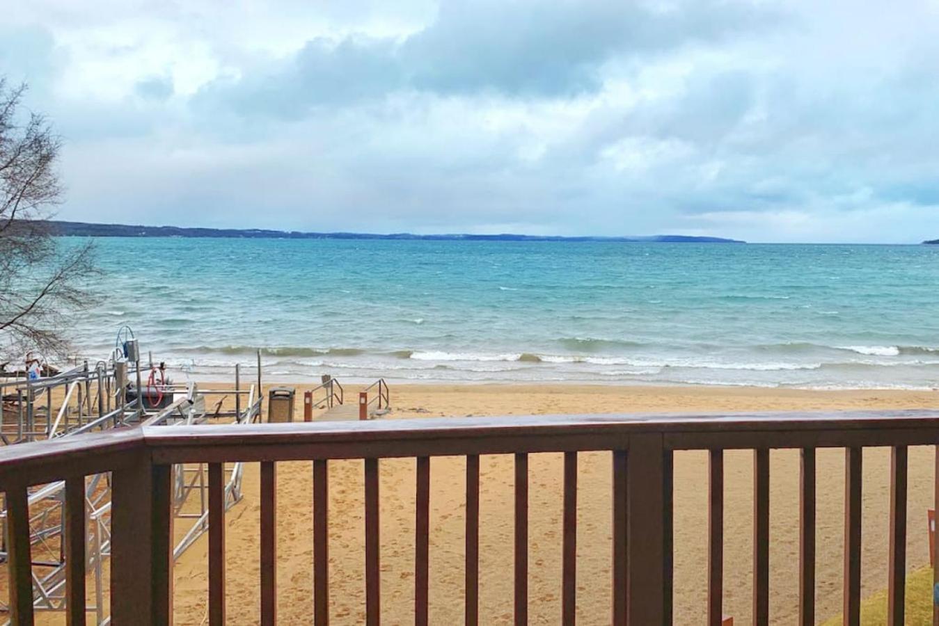 New Listing Beach Bliss 211! Stunning Bay View 트래버스 시티 외부 사진