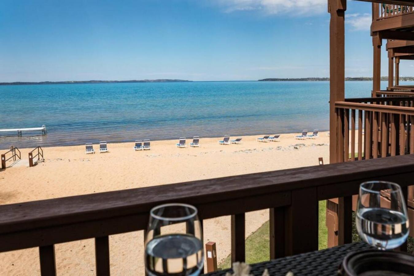 New Listing Beach Bliss 211! Stunning Bay View 트래버스 시티 외부 사진